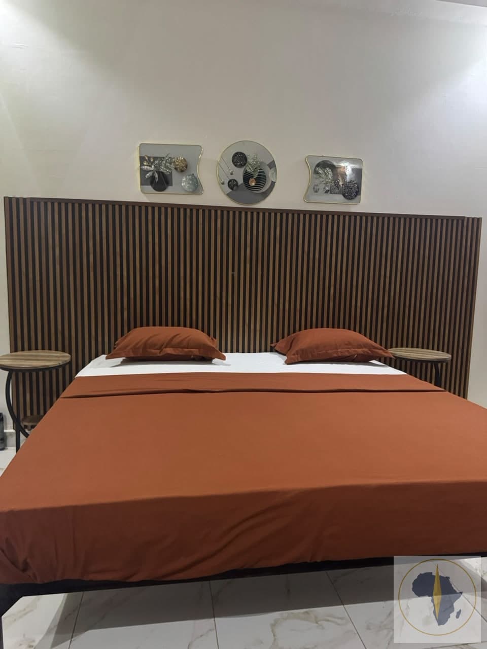 Chambre d’hôtel climatisée à Ancienne route, Louga — à la nuitée — Appartement en location saisonnière à Ancienne route, Louga — OroSira Immo