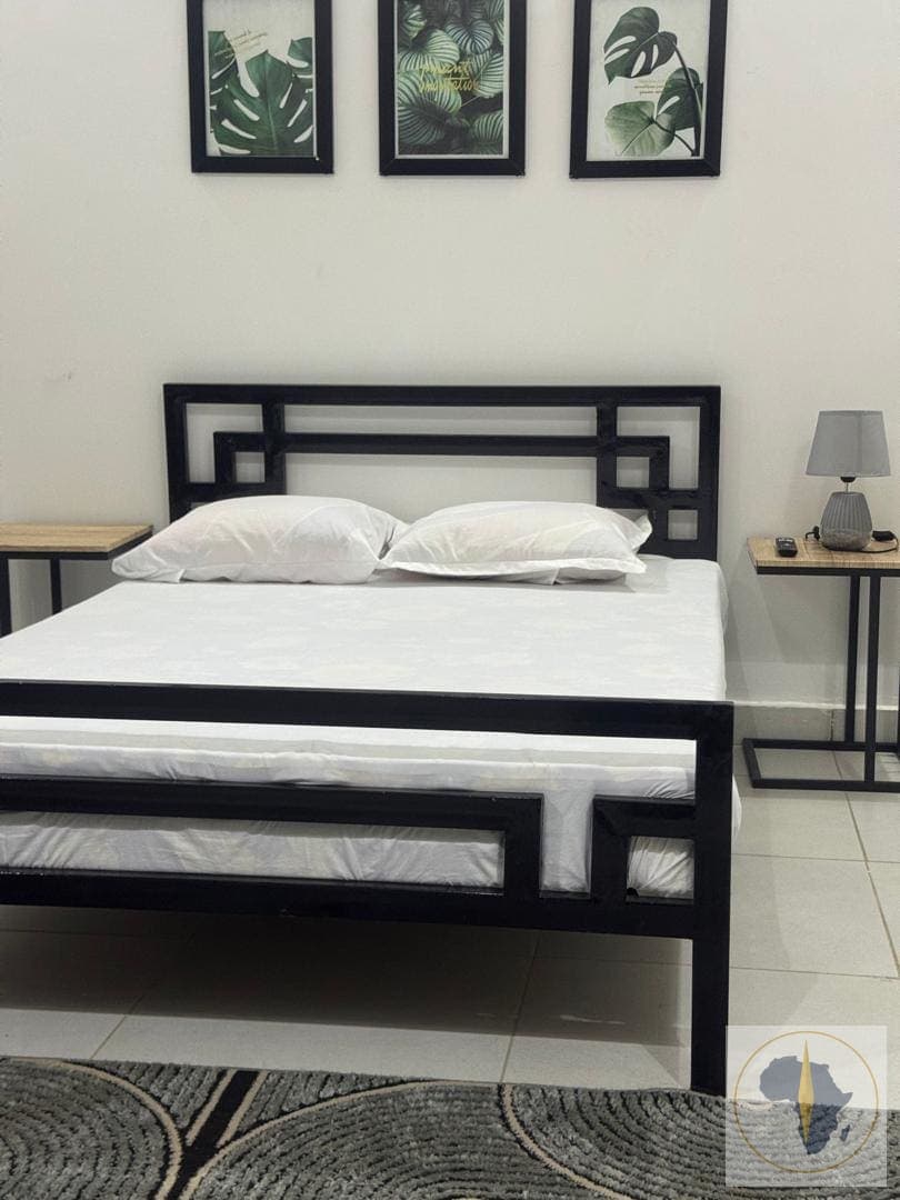 chambre climatisée avec salle de bain — Appartement en location saisonnière à Louga — OroSira Immo