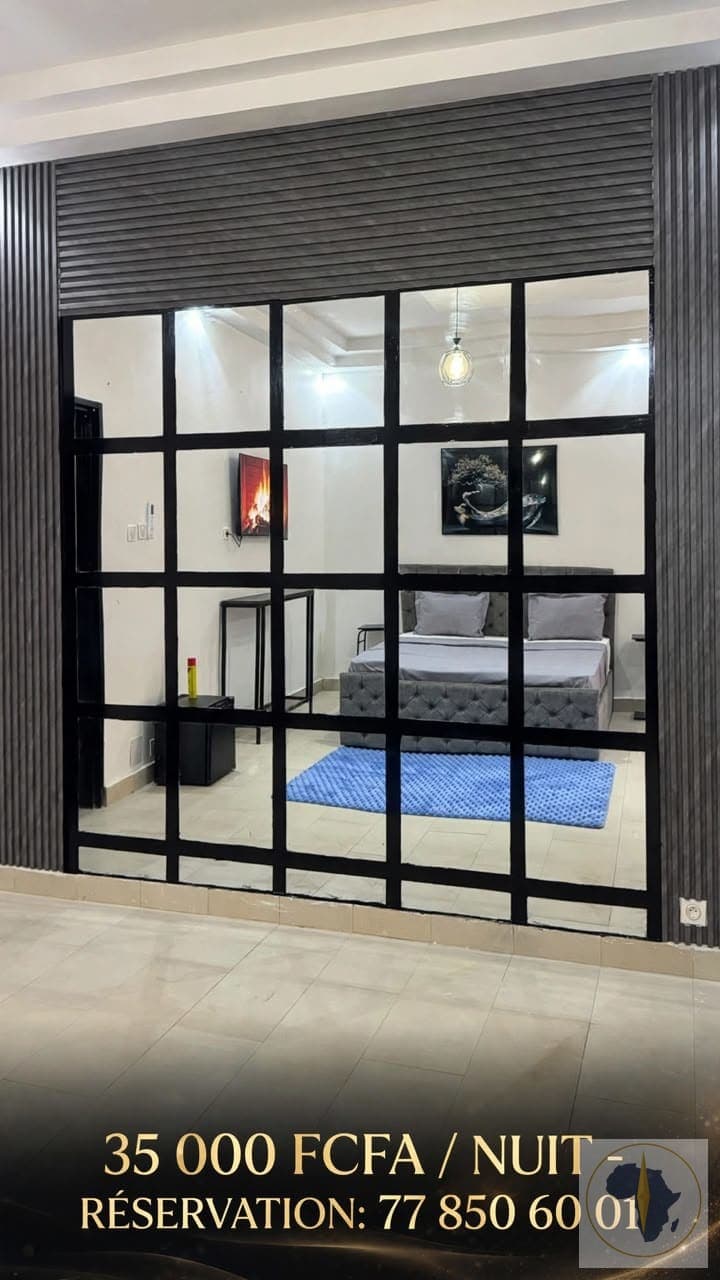 suite spacieuse avec salon et une salle de bain — Appartement en location saisonnière à Louga — OroSira Immo